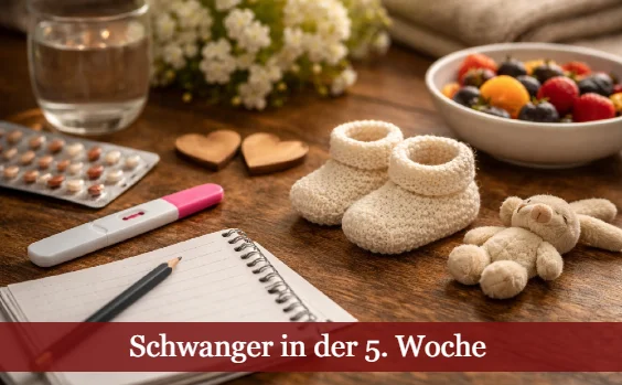 Tisch mit Schwangerschaftstest, Trinkglas und Babyschuhen. Text: Schwanger in Woche 5